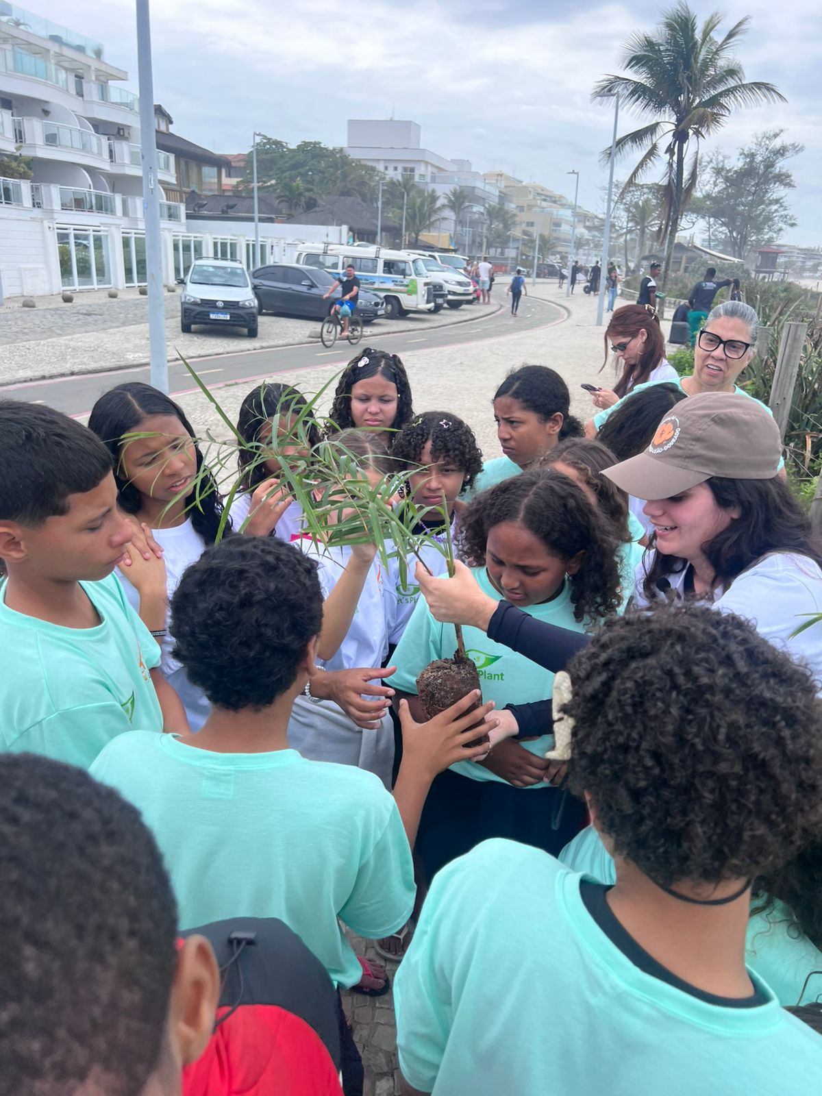 Marco e Abílio na praia, parceria pela restinga