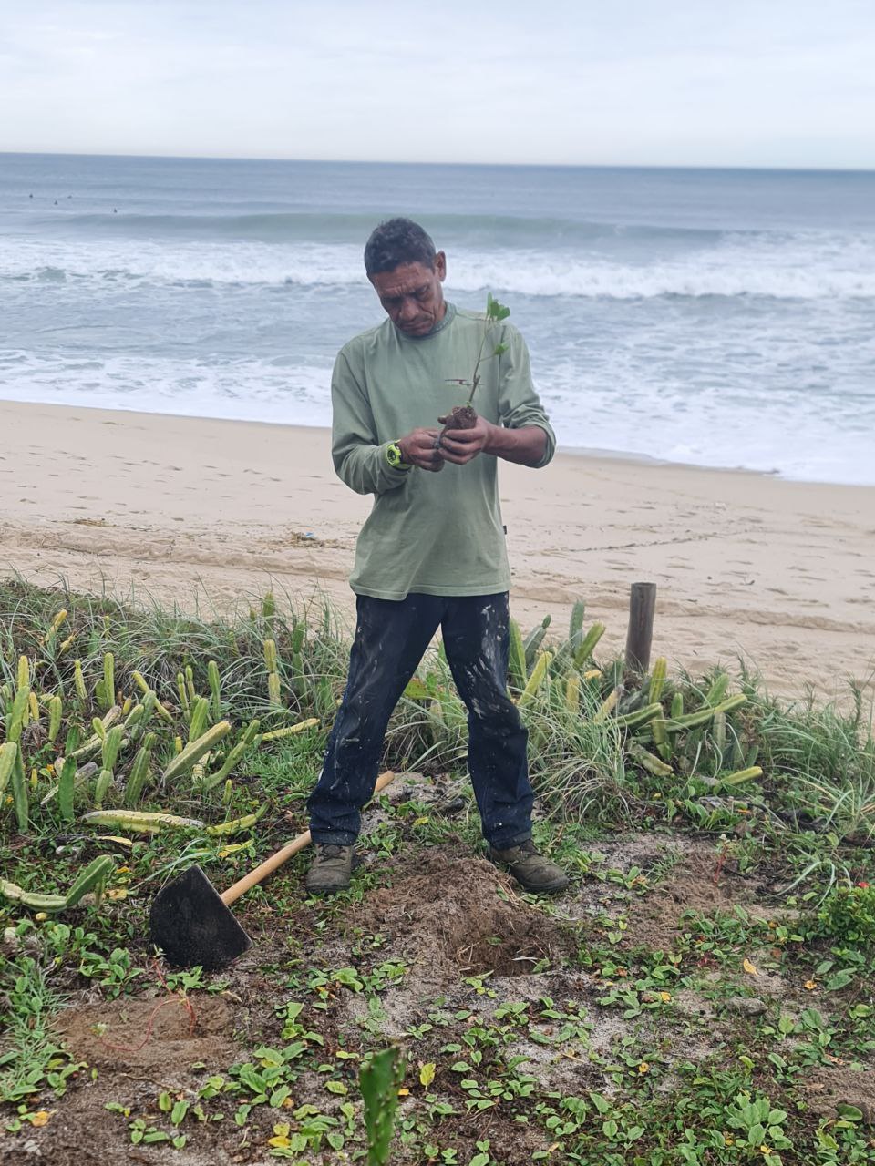 Jovem da Casa Alegria na manutenção da área