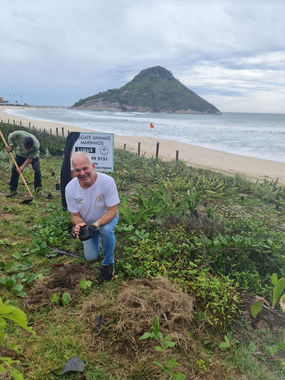 Marco e Abílio na praia, parceria pela restinga