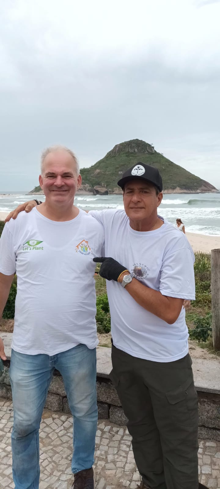 Jovem da Casa Alegria na manutenção da área